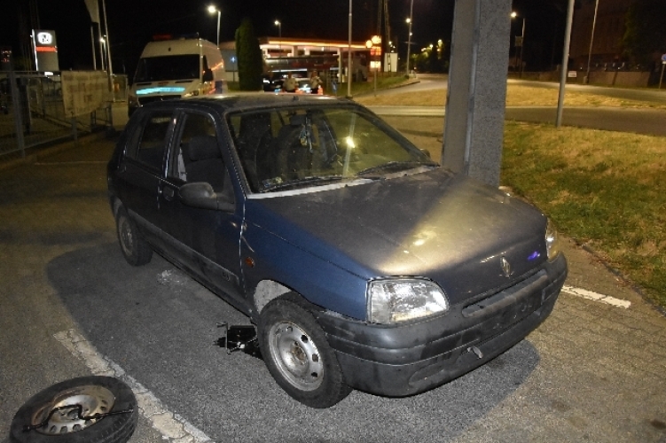 Defektet kapott, ezért egy parkoló autóról lopott „pótkereket”, de ez volt a legkisebb gond