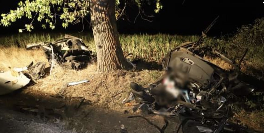 Fának csapódott egy autó és kettészakadt