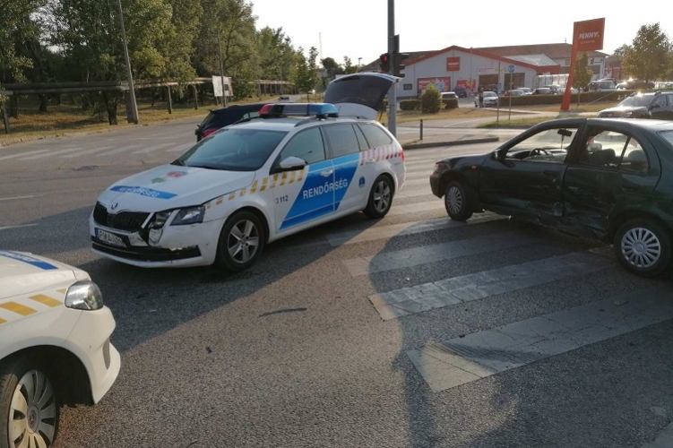 Bekábítószerezve ütközött rendőrautónak egy jogosítvány nélküli férfi
