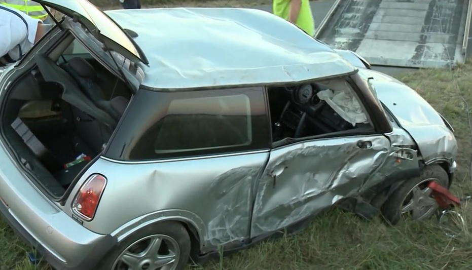 VIDEÓ: Saját autója nyomta halálra a fiatal sofőrt, miután felborult autójából kizuhant