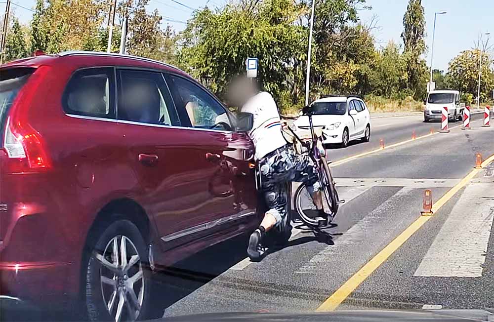 Videón, ahogy elütik a kerékpárt áttoló gyalogost