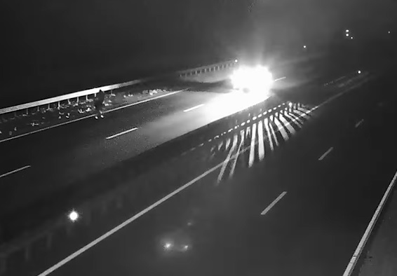 VIDEÓ: Kivilágítatlanul kerékpározni korom sötétben az M4-esen? – Ne csináld!!