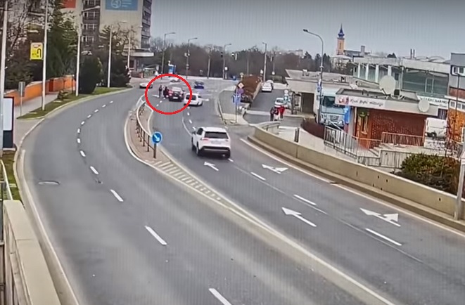 VIDEÓ: Térfigyelő rögzítette a büntetőfékezést, majd az azt követő szóváltást