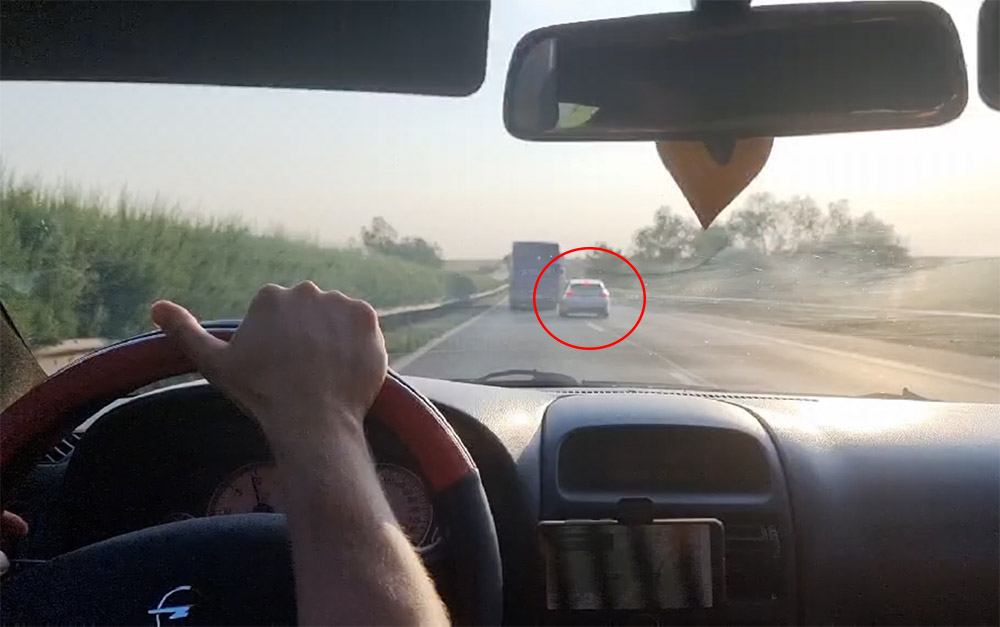 Annyira magyarázott a buszosnak, hogy majdnem magát törte össze