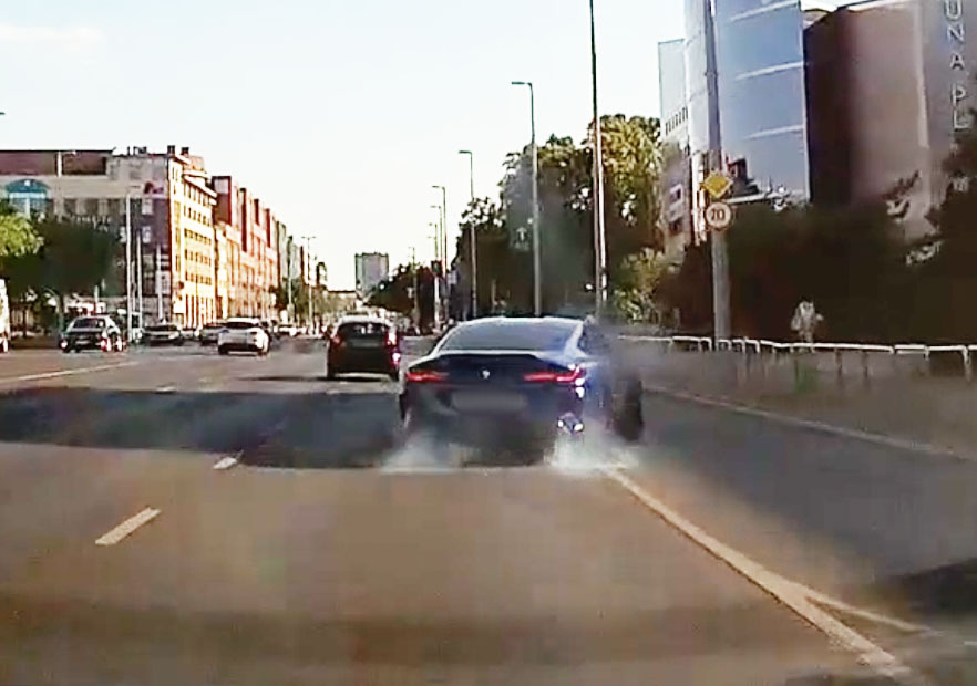 Na Ő nem tartott fel senkit :)