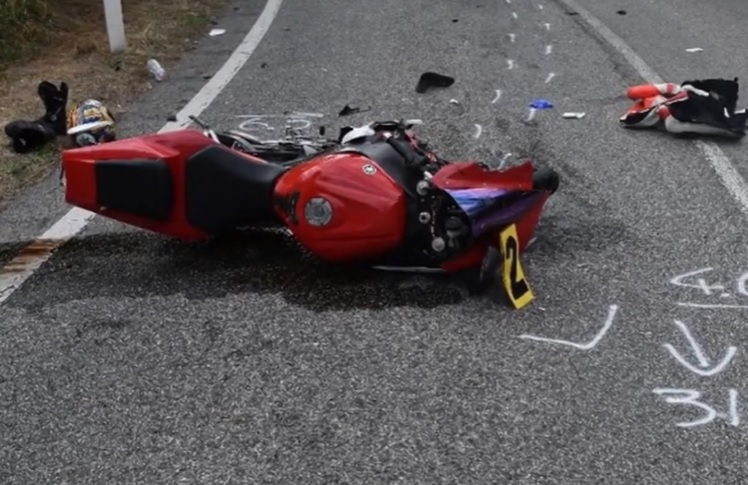 VIDEÓ: Motorosok ütköztek frontálisan, majd a sodródó jármű egy harmadik motorost is letarolt
