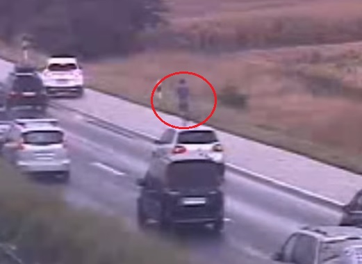 VIDEÓ: Újabb gyöngyszem a Közúttól – A leállósávon futott az autó után az egyik utas