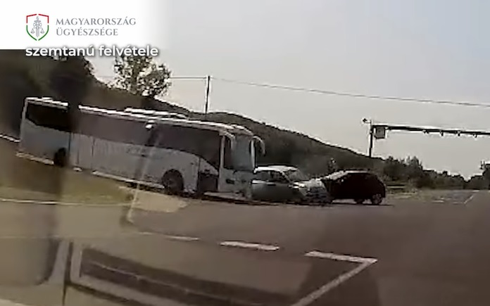 VIDEÓ: A GPS-t figyelte az út és a táblák helyett – súlyos balesetet okozott