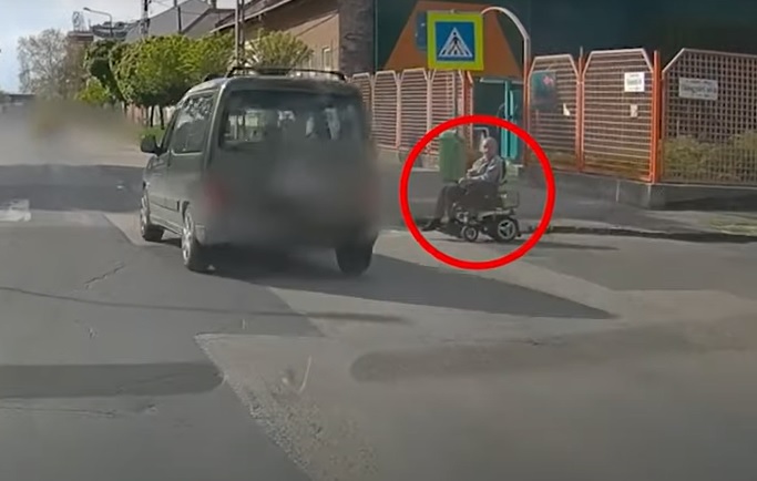 A zebránál várakozó kerekesszékes sem érdekelte az autósokat – Videón a szabályszegők