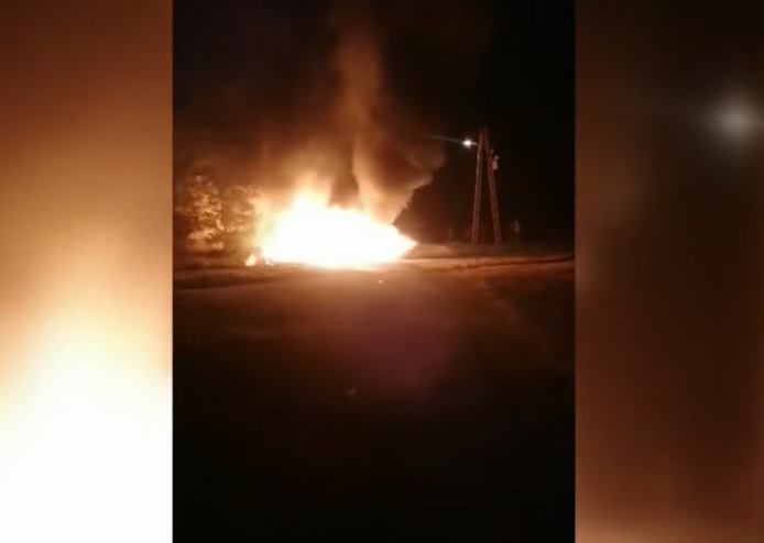 Videón, ahogy porig ég egy száguldozó sofőr autója Karcagon