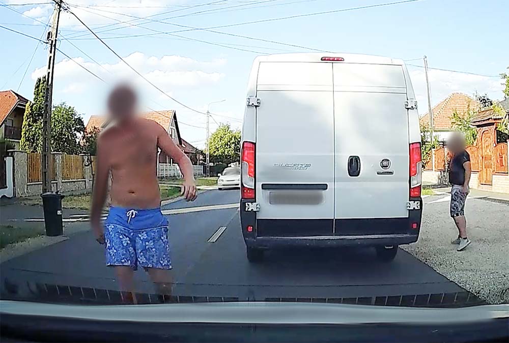 Kipattant a mezítlábas sofőr, előadta sérelmeit, majd köpködött