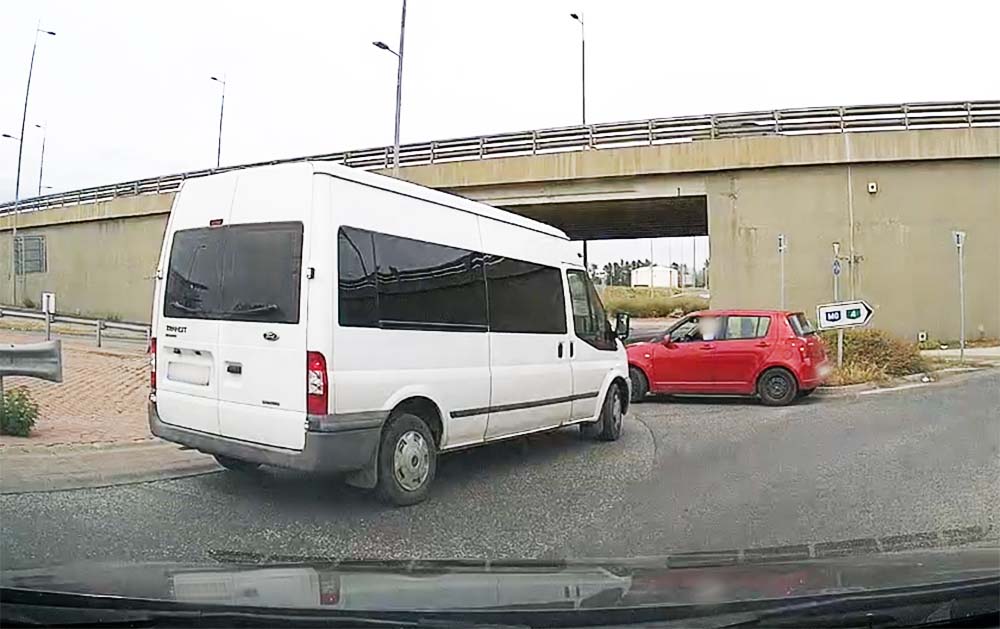 Képes volt erre a sofőr, két perces kitérő helyett