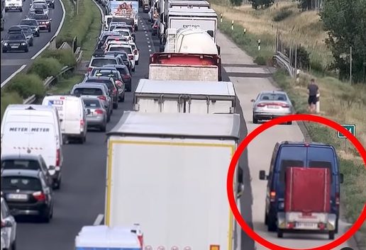 A dugót előzte a kisbuszos a leállón, közben ott várakozott egy műszaki hibás jármű