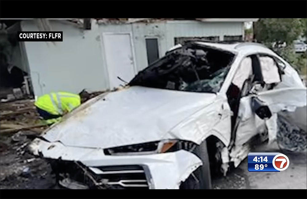 Ház tetejébe csapódott a Lamborghini