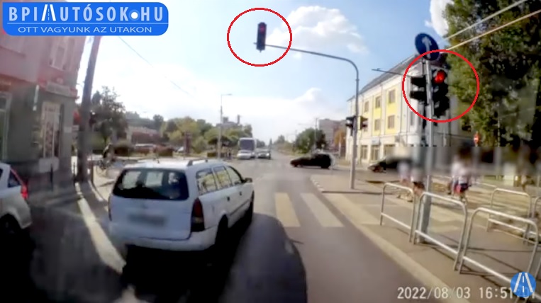 A pirosnál várakozókat kikerülve, ágyugolyóként robogott át a zebrán az opeles