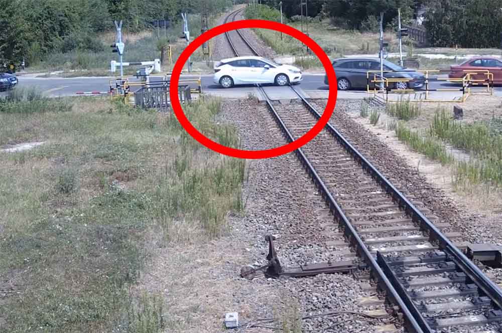 Videón, ahogy a síneken ragad, majd letöri a sorompórudat egy autós