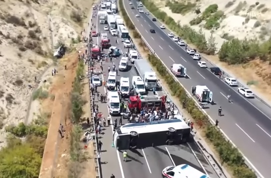 VIDEÓ: Tűzoltókat, mentőket és újságírókat gázolt halálra egy busz Törökországban