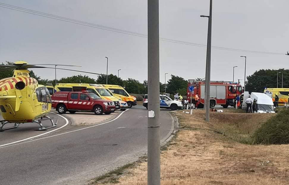 Emberekkel teli teherautót üldöztek a rendőrök a 4-es főúton