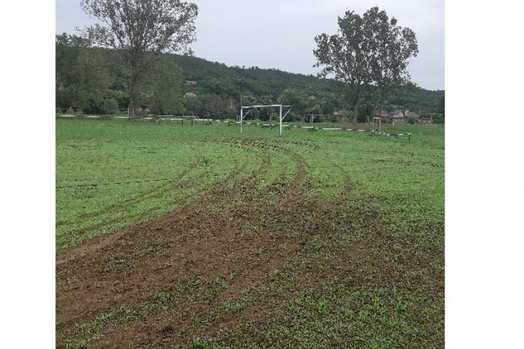 Ismét jó bulinak gondolta valaki „szétdriftelni” egy focipályát