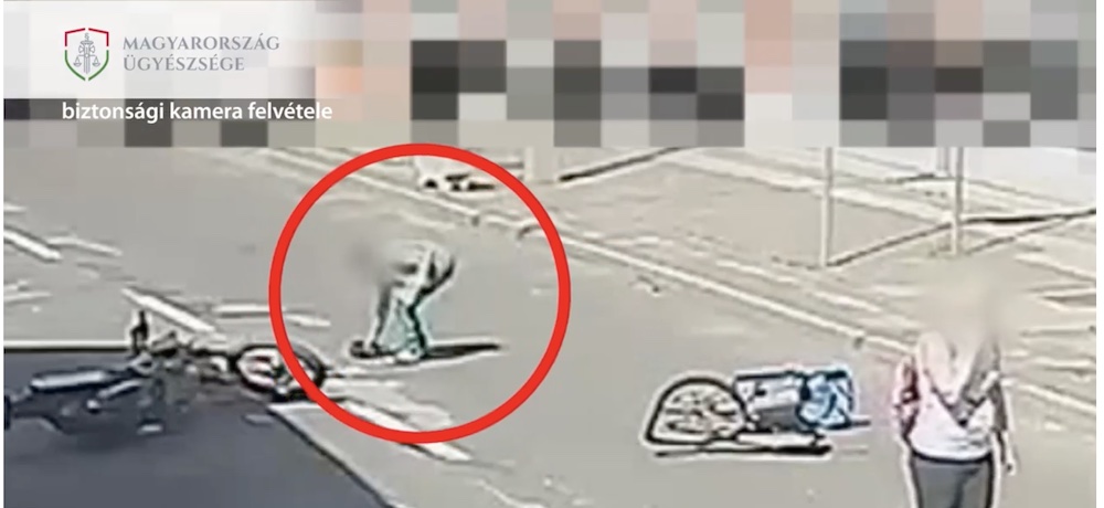 Videón, ahogy segítségnyújtást színlelve fosztotta ki az elütött, földön fekvő asszonyt