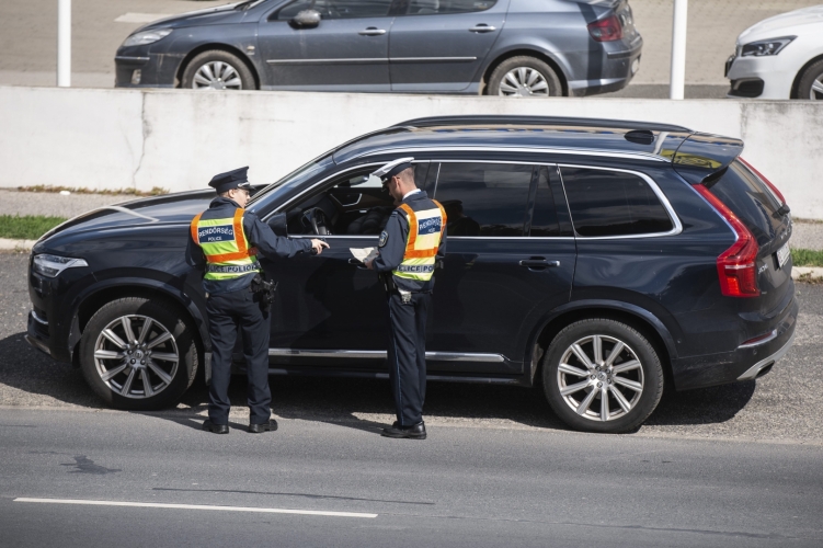 Rengetegen használnak vezetés közben mobilt – Mutatjuk az egyhetes ROADPOL akció eredményeit