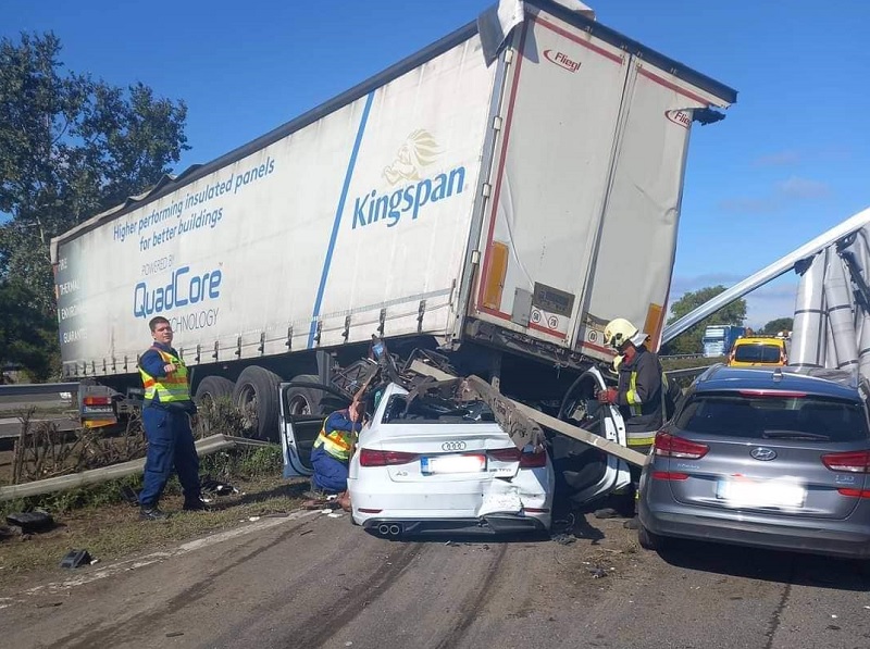 Fotók érkeztek az M5-ös autópályán történt durva négyes karambolról