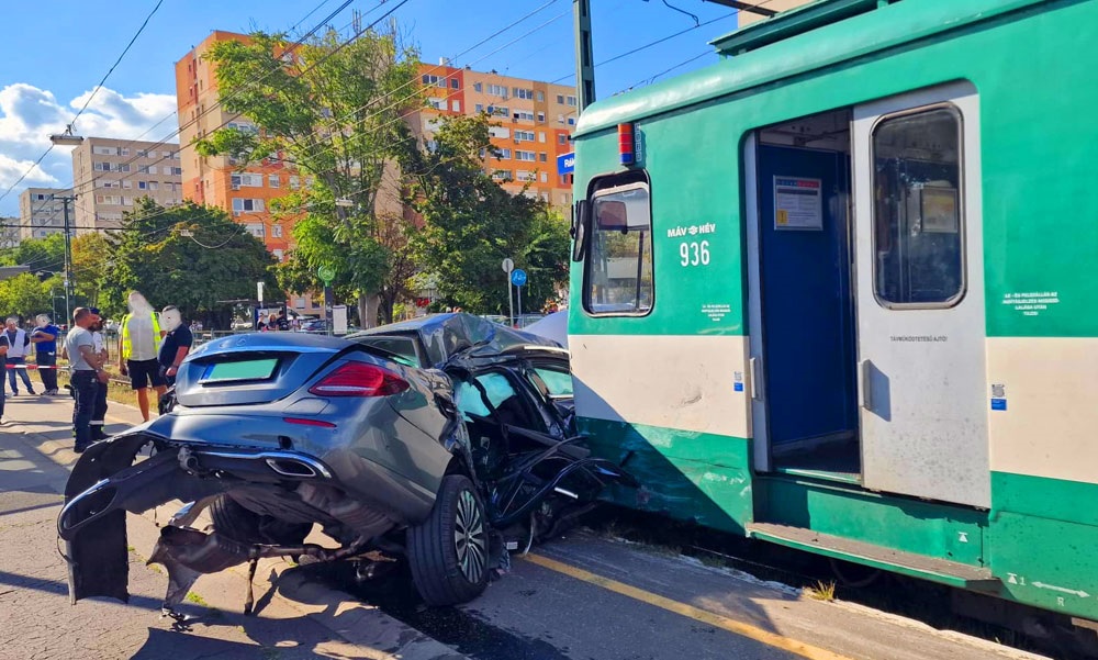 FOTÓK: HÉV elé kanyarodott a mercis – Rommá zúzta a szerelvény az autót