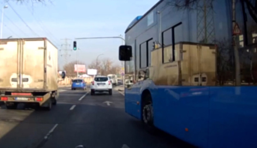 Videón a balhé: A BKK egyik sofőrje rátámadt egy fiatal, kerekesszékes lány kísérőjére