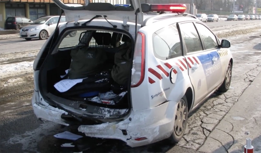 Helyszínelés közben gázolta el a rendőrt egy idős sofőr. Csoda, hogy életben maradt