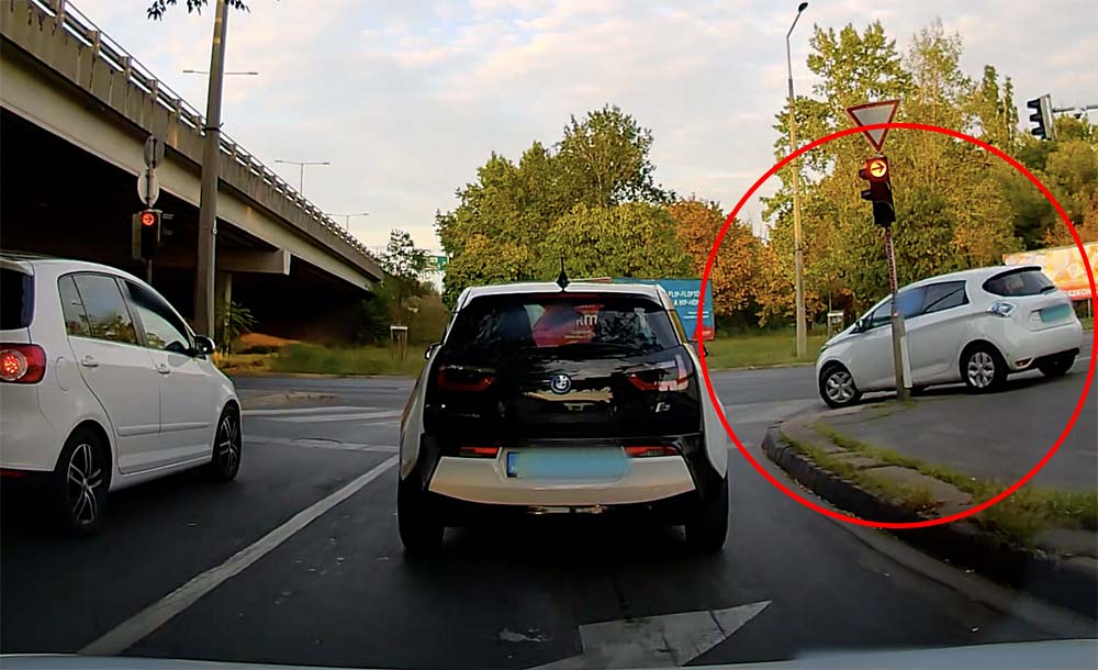 Egyedi „megoldással” élt! Balra fordult a járdára…., a gyalogátkelőn