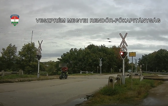 VIDEÓ: A tilos jelzés ellenére hajtott át a rolleres a vasúti átjárón, de pont ott voltak a rendőrök is