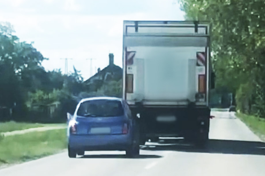 Közúti leckéztetéssel tette magának izgalmasabbá a fuvart egy teherautós a 10-es úton