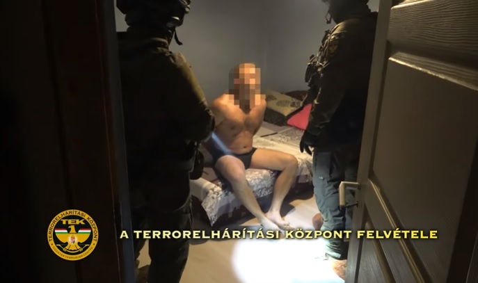 Videón, ahogy katalizátortolvajokat fognak a TEK emberei