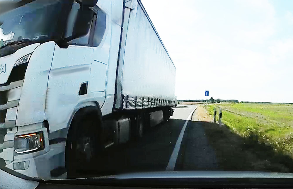 Menekülni kellett a 62-es útról