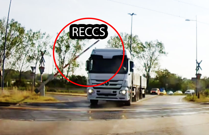 Videón, ahogy letöri a félsorompót egy teherautós Vecsésen