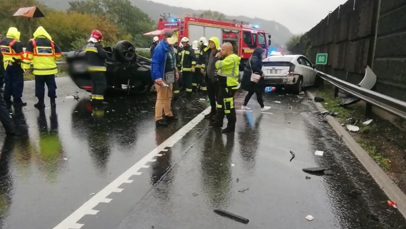 Átrepült a szalagkorláton és frontálisan ütközött száguldozása után egy autós az M1-esen