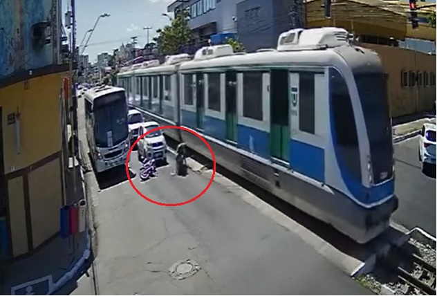 VIDEÓ: Eldobta a motorját, hogy megmentsen egy idős hölgyet