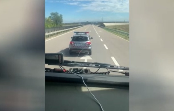 VIDEÓ: Direkt tartotta fel a kamionost egy katonai rendész az M4-esen – A sofőr hívta a 112-t és jelentette az eseményt