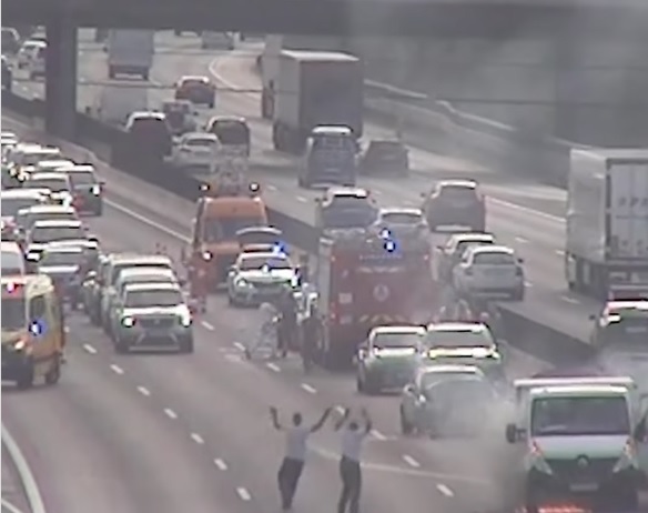 VIDEÓ: Kigyulladt egy teherautó az M0-son, de szerencséjükre épp ott voltak a tűzoltók