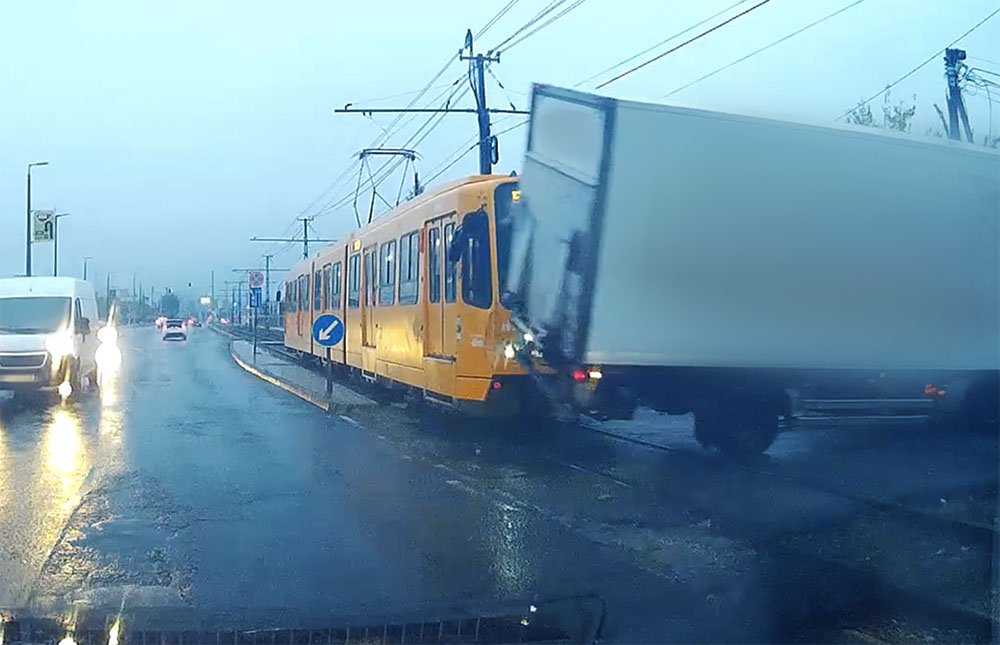 Videón, ahogy az 50-es villamos elé kanyarodik a figyelmetlen teherautó sofőr az Üllői úton