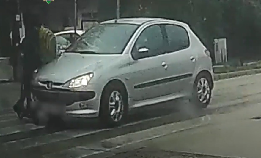 Videón, ahogy elütnek egy zebrán átkelő rollerest