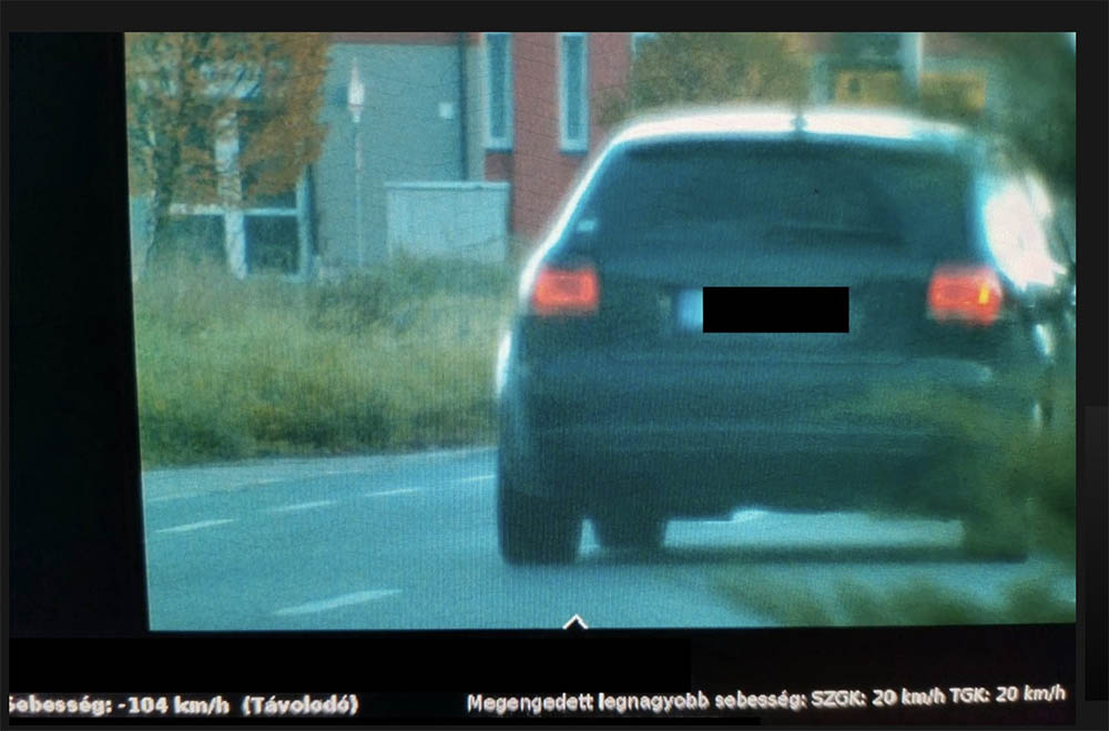 20 km/h helyett 104km/h-val száguldott a lakó-pihenő övezetben