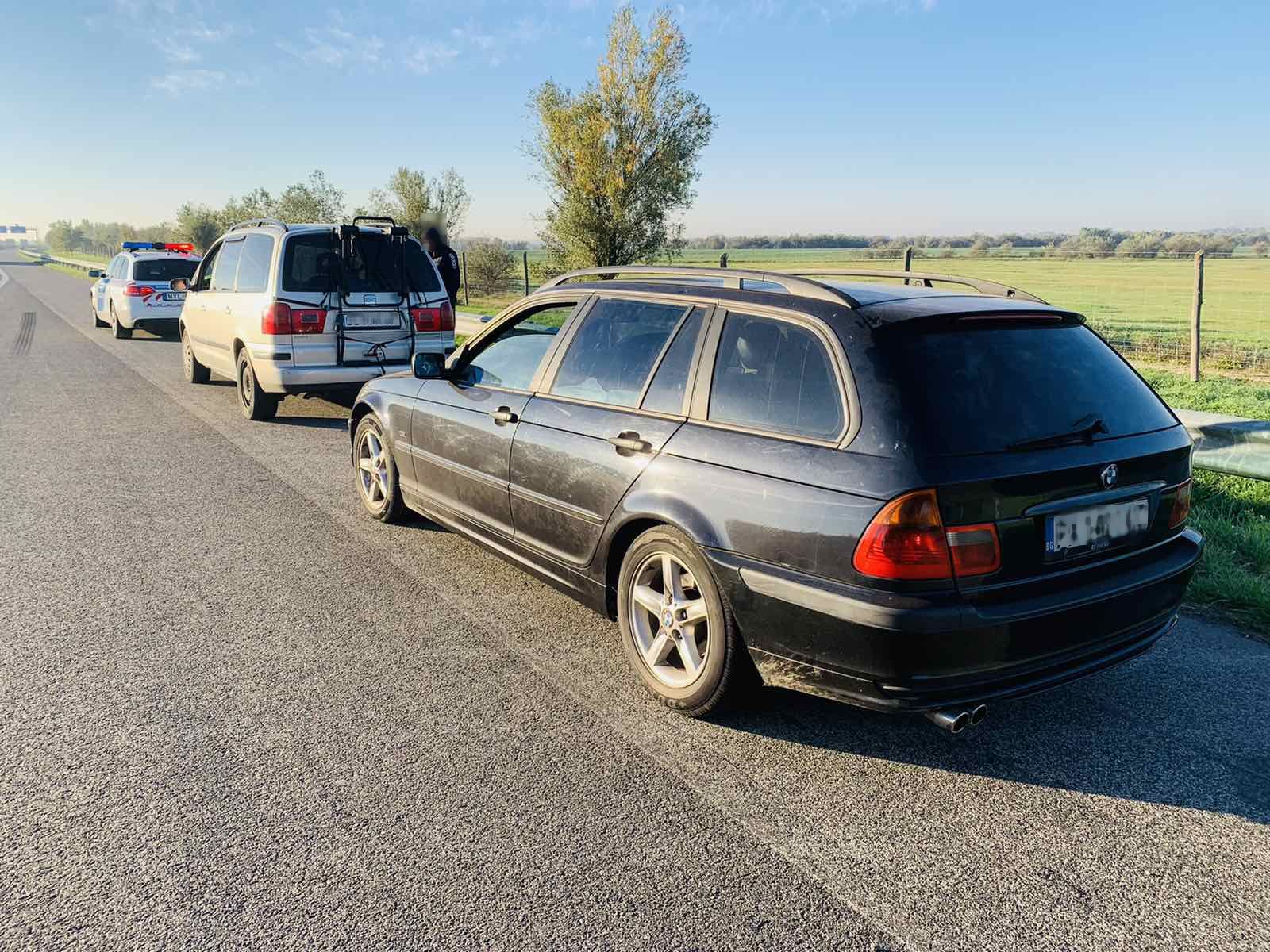 FOTÓK: Házilag barkácsolt vontatóval húztak egy autót az M5-ös autópályán