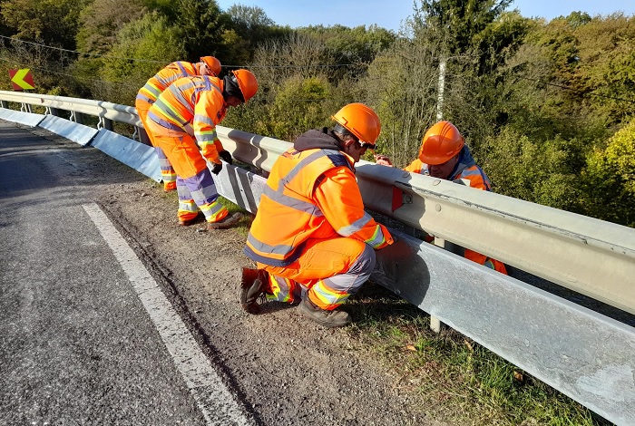 Újabb, motorosok által kedvelt útvonalak kapnak energiaelnyelő, alácsúszásgátló korlátokat