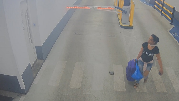 VIDEÓ: Felvágta egy autó vászontetejét és kilopott belőle mindent – Felismered a felvételen látható személyt?