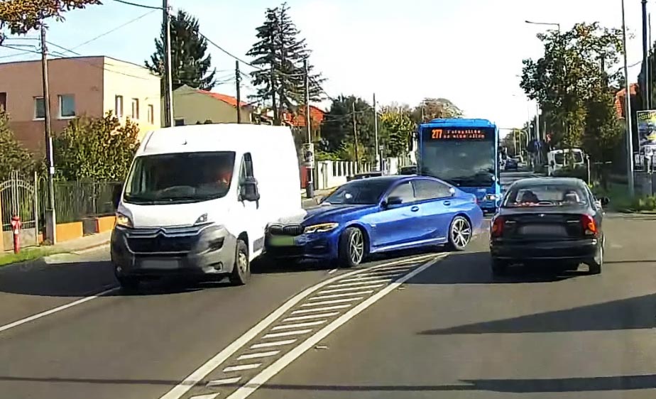 Lezúzta a BMW-t, mert figyelmetlen volt, mikor a védett útra kikanyarodott