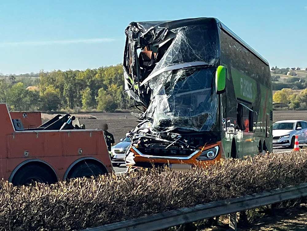 Kamionba rohant egy busz az M1-en
