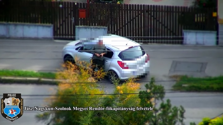 Drón buktatta le a férfit, aki miután észrevette a rendőröket félreállt és gyalog akarta folytatni útját