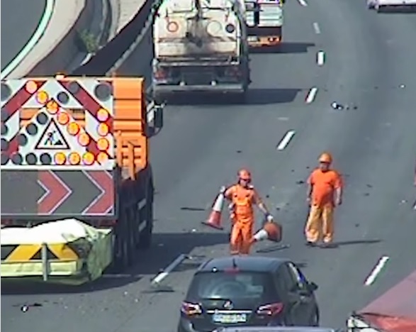 Videón, ahogy ismét összetörik a Magyar Közút energiaelnyelőit
