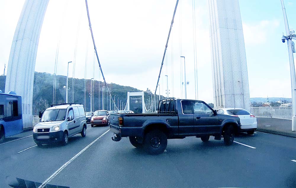 Megunta a dugót, gondolta megfordul a pick-up sofőrje